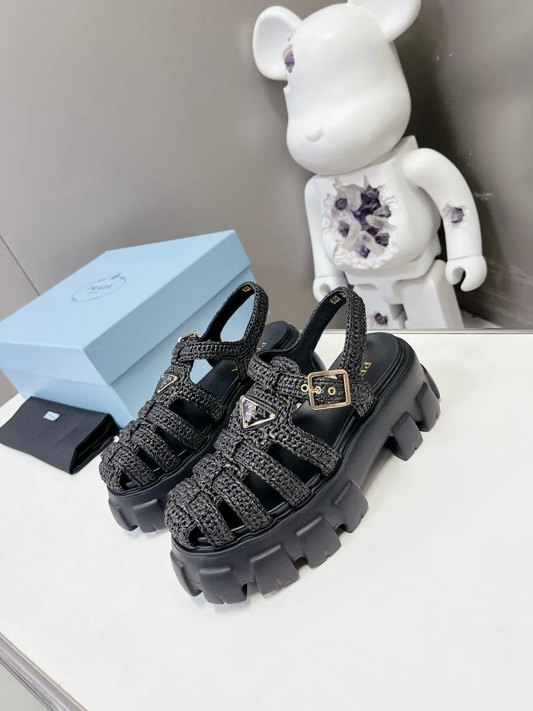 👟👟Ex-factory price 640👟👟 Straw 2023 exclusive version super hot🎊🎊🎊hot prada Prada cage shoes sawtooth Roman braided thick-soled rubber sandals retro fashionable and avant-garde gear teeth 55mm Thick-soled soles, the upper perfectly restores the original craftsmanship, and is made of purely hand-woven uppers. The cost is extremely high, making the whole pair of shoes light and comfortable, full of holiday feel, and bright colors 💐💐💐💐 to satisfy a variety of choices for fashionable people with different styles! The iconic metal triangle logo is paired with the shape of ancient beach sandals. Every design element is fashionable! Code number 35-40